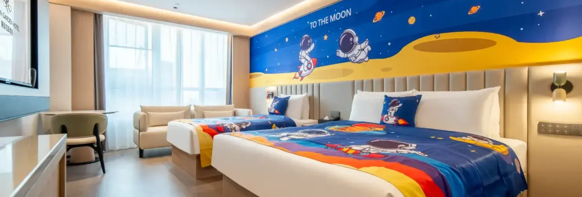 Sala de estar familiar con temática de astronautas