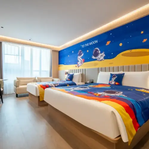 Sala de estar familiar con temática de astronautas