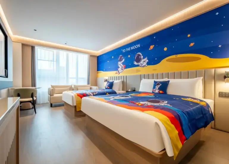 Sala de estar familiar con temática de astronautas