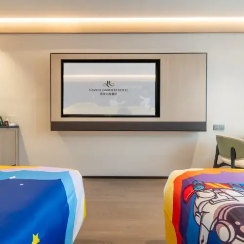 Sala de estar familiar con temática de astronautas