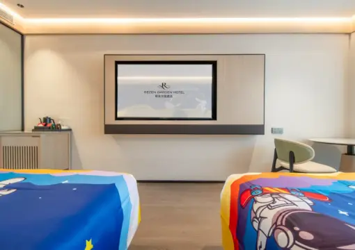 Sala de estar familiar con temática de astronautas