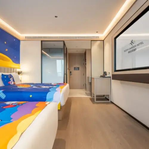 Sala de estar familiar con temática de astronautas