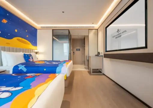 Sala de estar familiar con temática de astronautas