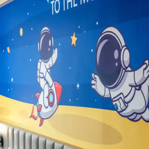 Sala de estar familiar con temática de astronautas
