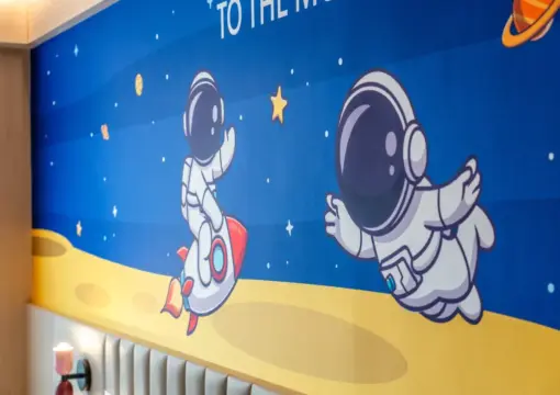 Sala de estar familiar con temática de astronautas