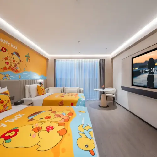 Sala familiar con temática de patos