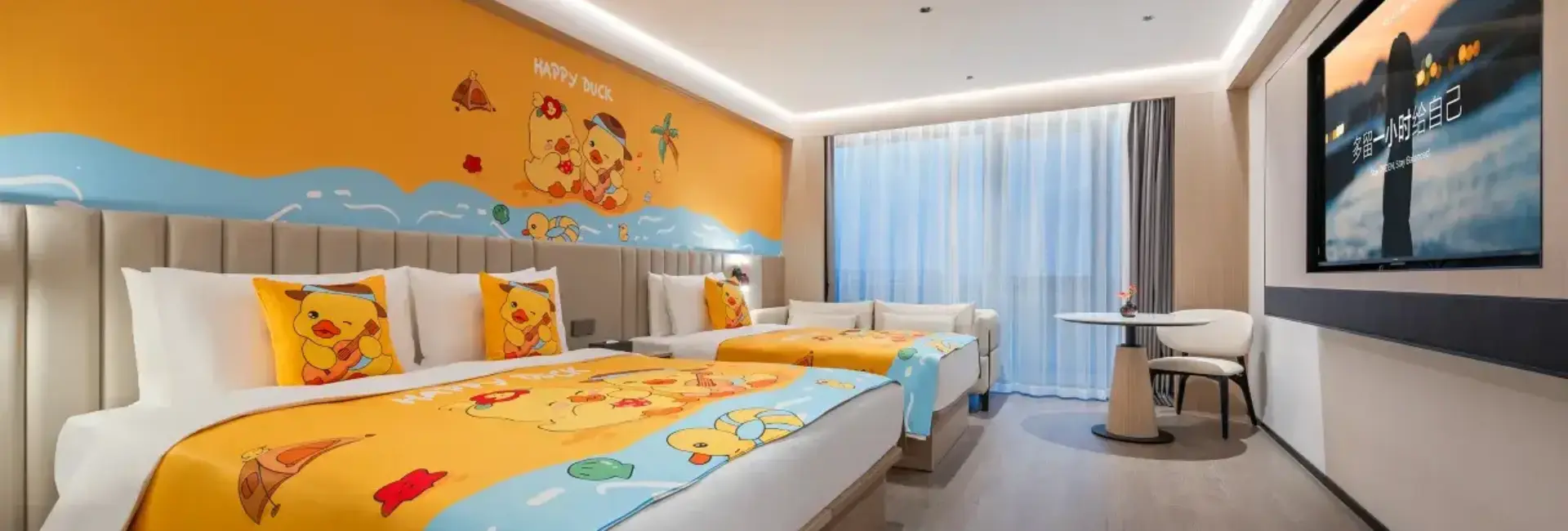 Sala familiar con temática de patos
