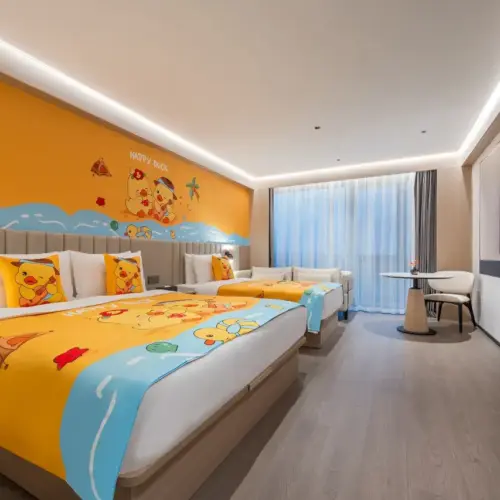Sala familiar con temática de patos