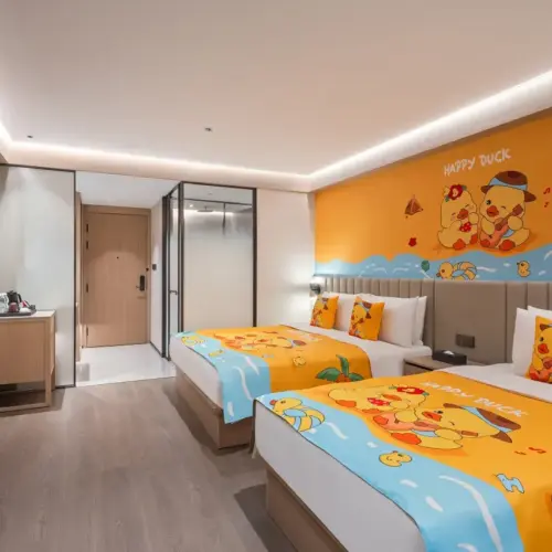 Sala familiar con temática de patos