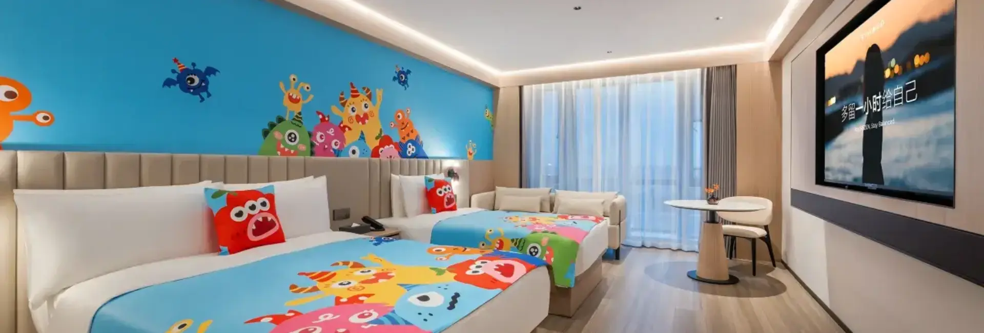 Habitación familiar con temática de pequeños monstruos