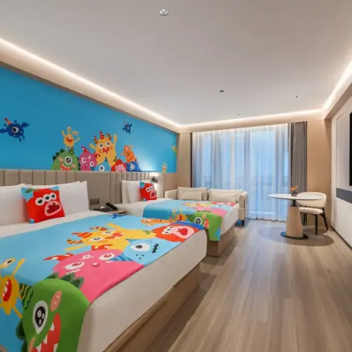 Habitación familiar con temática de pequeños monstruos