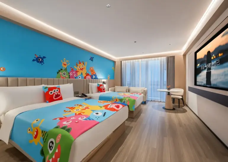 Habitación familiar con temática de pequeños monstruos