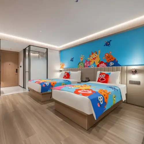 Habitación familiar con temática de pequeños monstruos