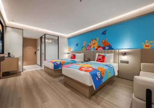Habitación familiar con temática de pequeños monstruos