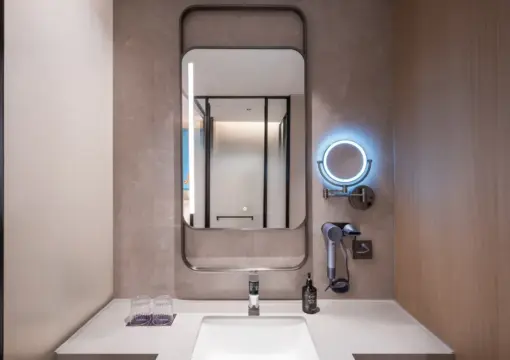 Habitación familiar con temática de pequeños monstruos