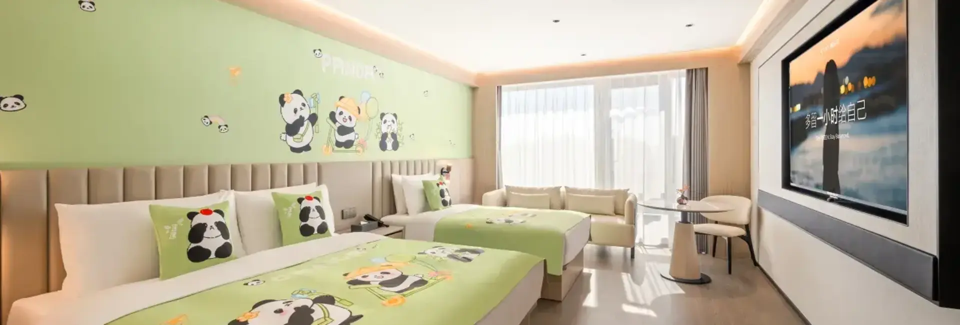 Habitación familiar con temática del pequeño panda