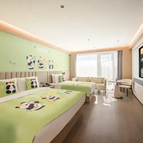 Habitación familiar con temática del pequeño panda