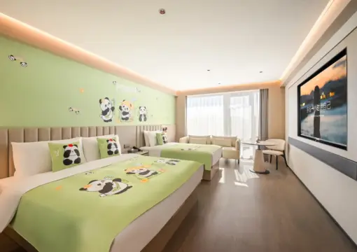 Habitación familiar con temática del pequeño panda