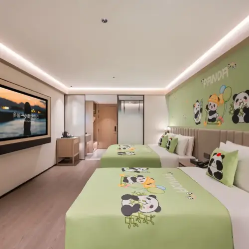 Habitación familiar con temática del pequeño panda