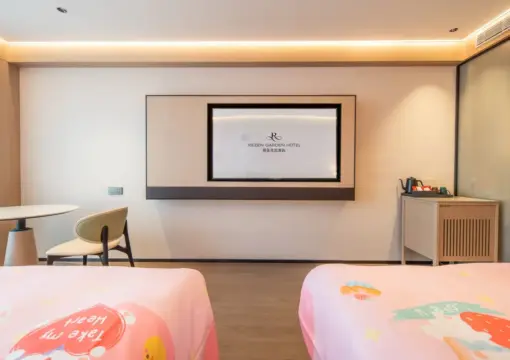 Preciosa sala de estar familiar con temática de conejos