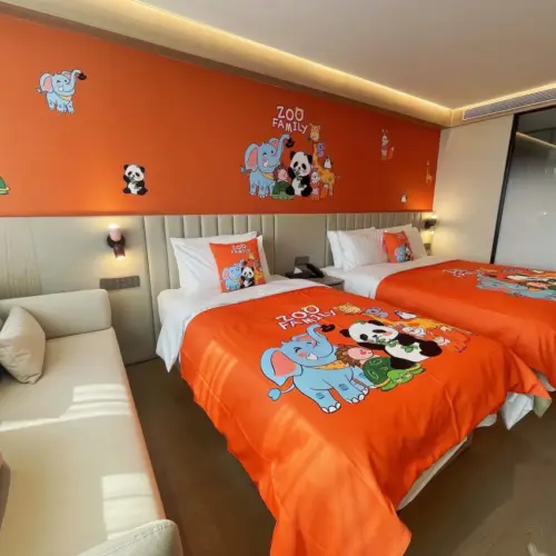 Sala de estar familiar con temática de zoológico