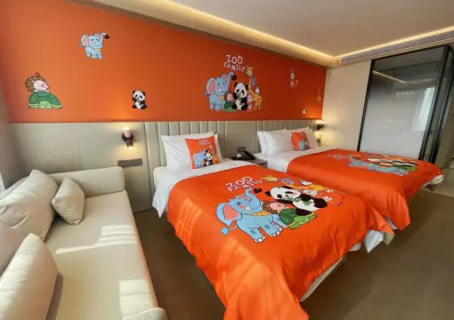 Sala de estar familiar con temática de zoológico