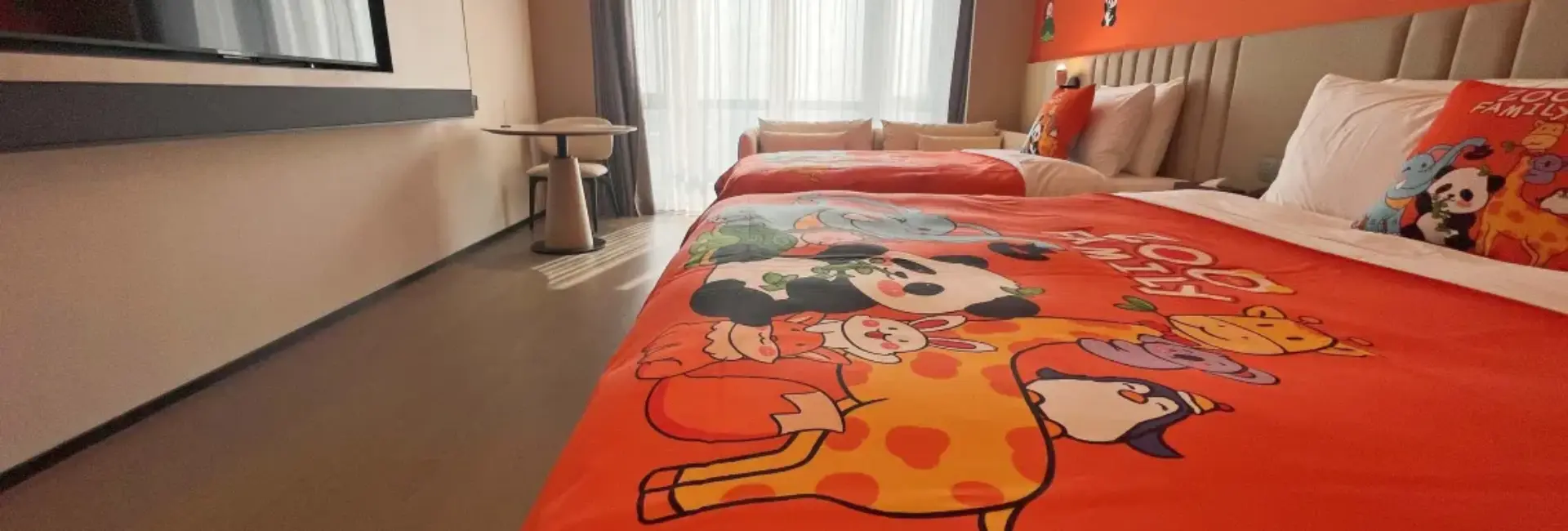 Sala de estar familiar con temática de zoológico