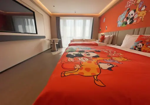 Sala de estar familiar con temática de zoológico