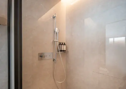 Sala de estar familiar con temática de zoológico